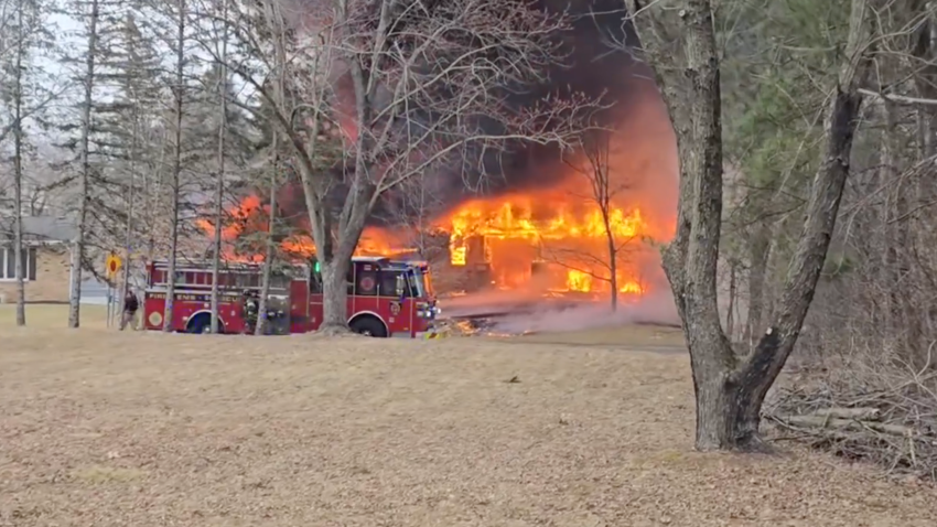 El sábado por la tarde, los bomberos y el personal de emergencias acudieron al lugar donde se había estrellado una avioneta en una vivienda de Brooklyn Park.